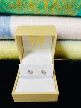 Load image into Gallery viewer, Diamond stud earrings
